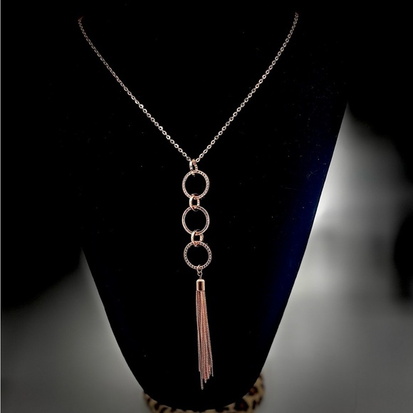 Elegant rose gold-tone tassel necklace with triple ring pendant. - Picture 2 of 3